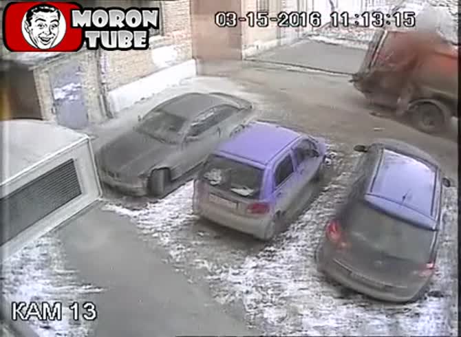 Video :Shock - A truck's wheels crushed a pedestrian (public informed)